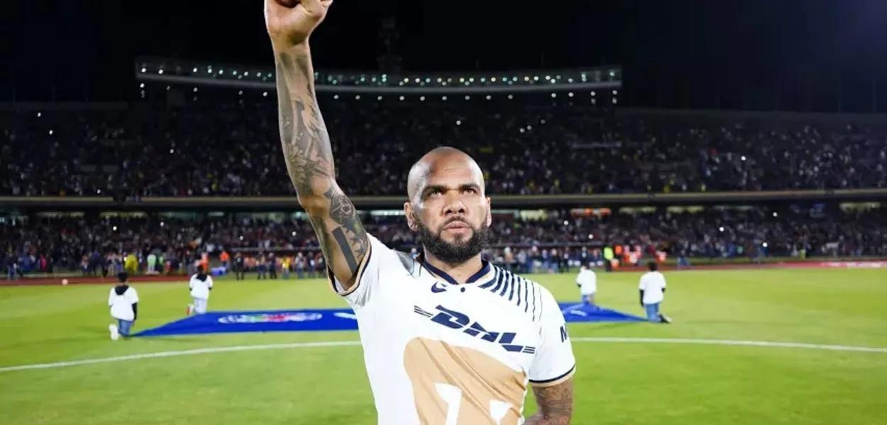 Após ser absolvido, Daniel Alves planeja processar clube mexicano por demissão sem justa causa