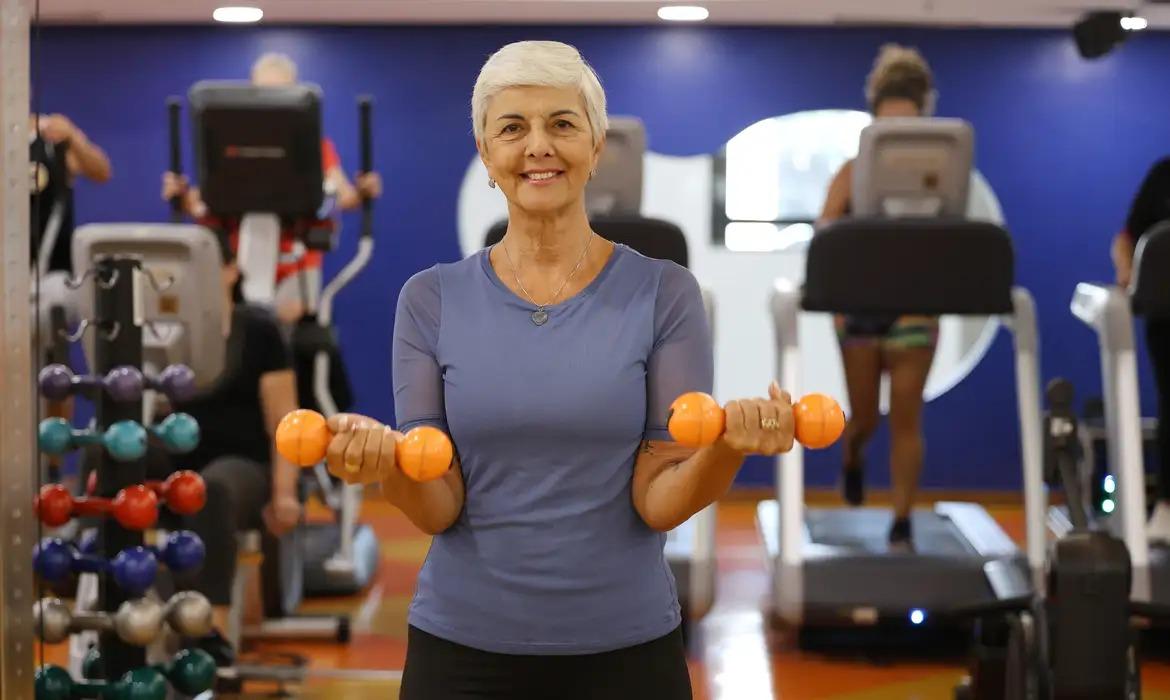 Idosos praticando musculação