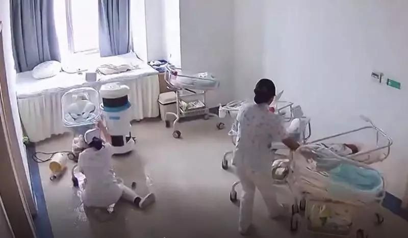 Enfermeiras protegendo os recém-nascidos durante tremor em Mianmar, magnitude 7,7