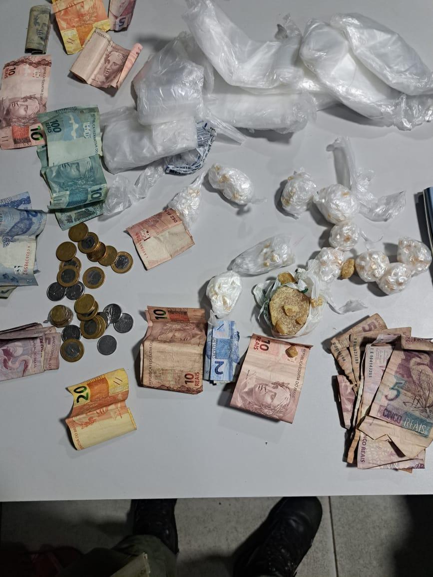 Entorpecentes apreendidos com os suspeitos