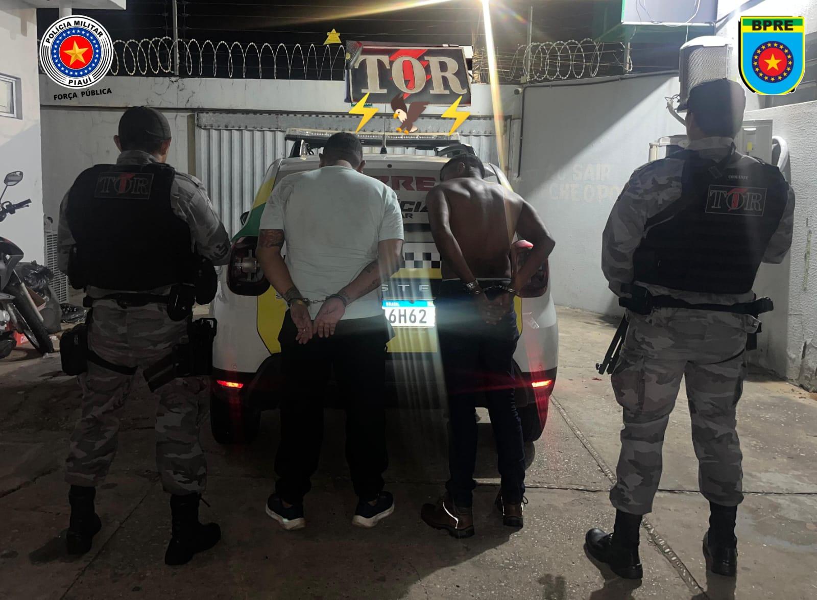Os dois homens tentaram resistir à prisão, mas foram contidos