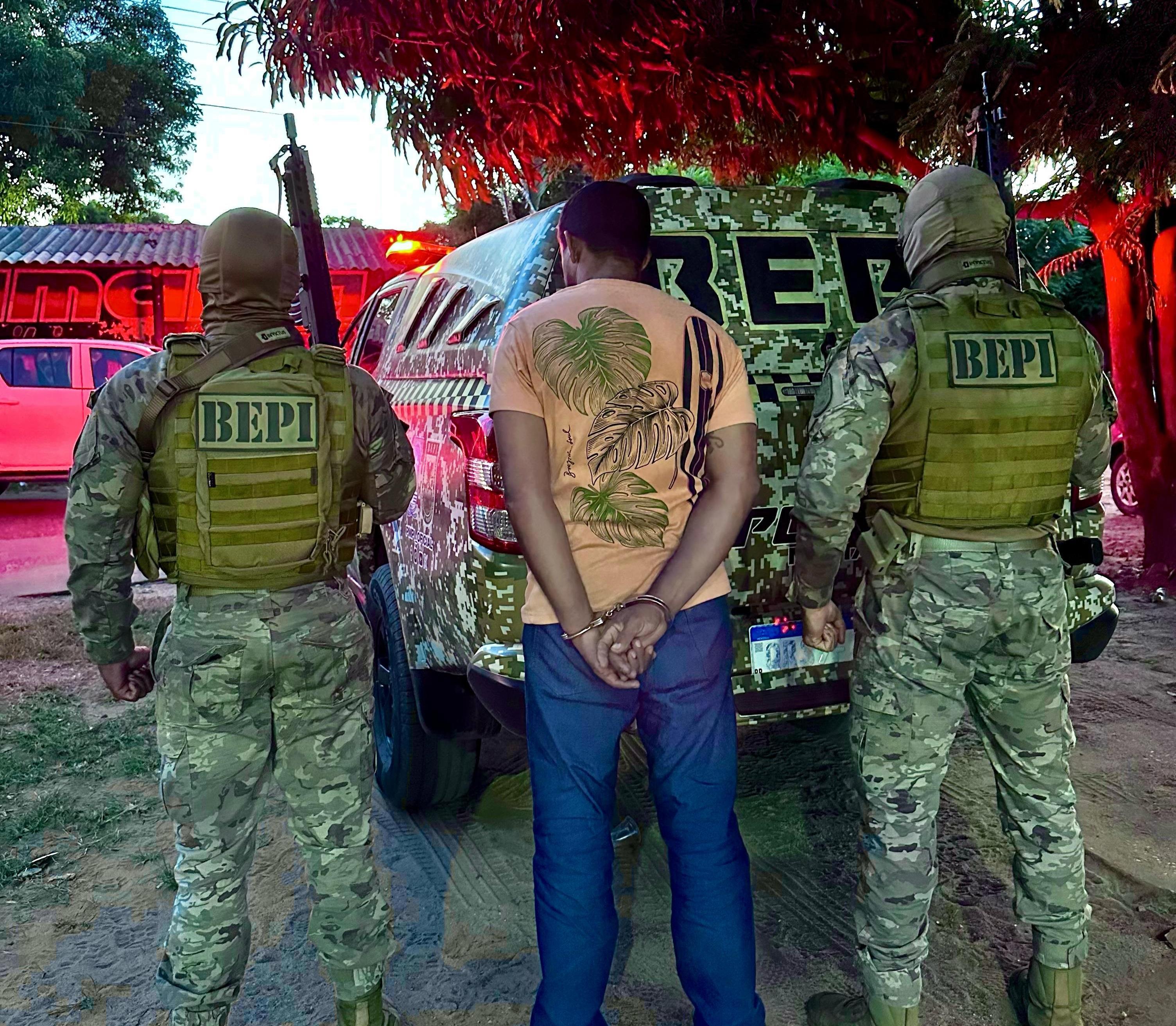 Suspeito foi preso com caminhão roubado e drogas