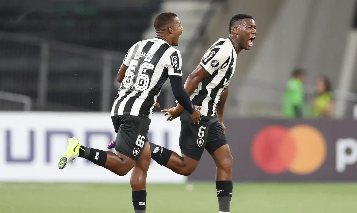 Botafogo superou o Carabobo (Venezuela) por 2 a 0, na noite desta terça-feira (8) no estádio Nilton Santos
