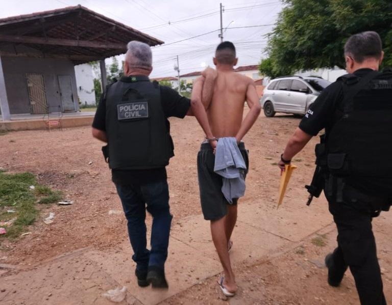 O roubo foi registrado por câmeras de segurança, que ajudaram a identificar os suspeitos