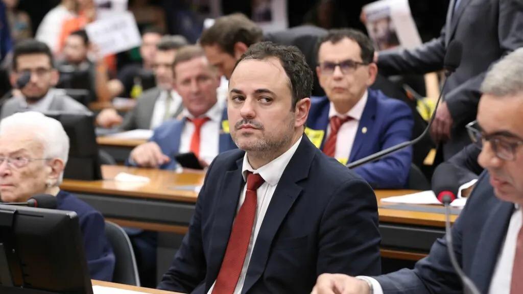 Glauber Braga protesta contra possível cassação com greve de fome e pernoite no plenário da Câmara