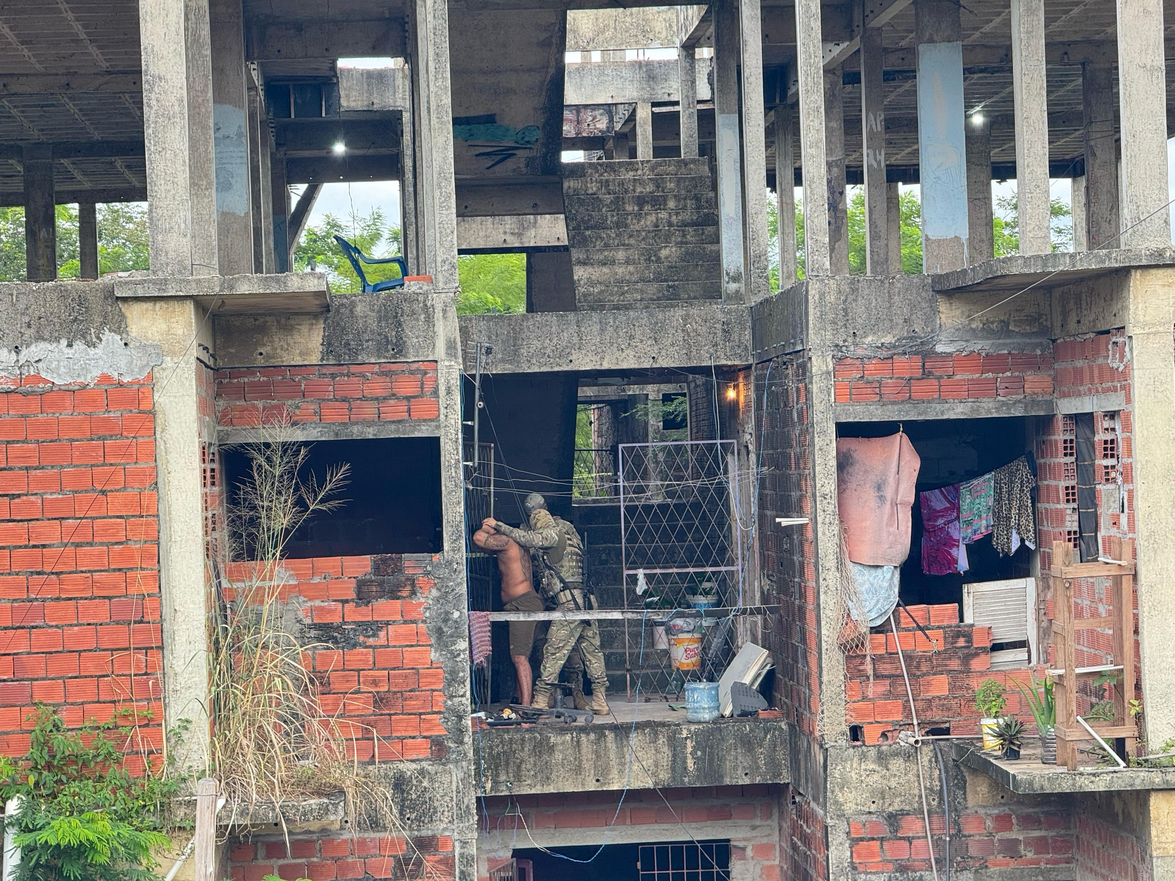 Policiais realizam buscas em prédio abandonado conhecido como "Laje"