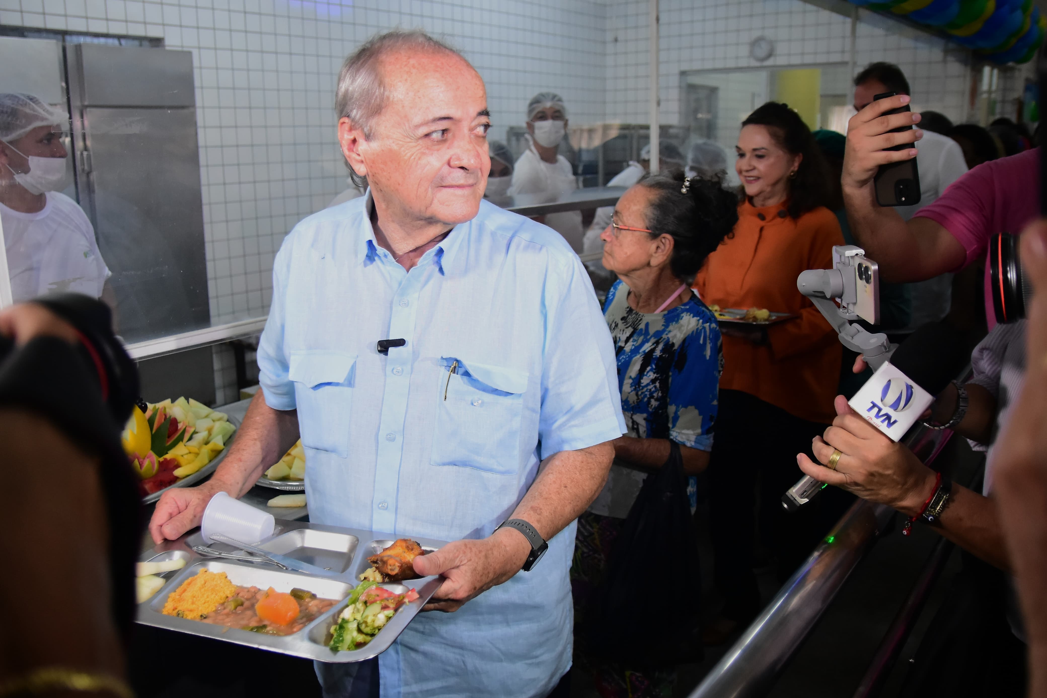 O prefeito Silvio Mendes na reinauguração do Restaurante Popular do Mercado Central