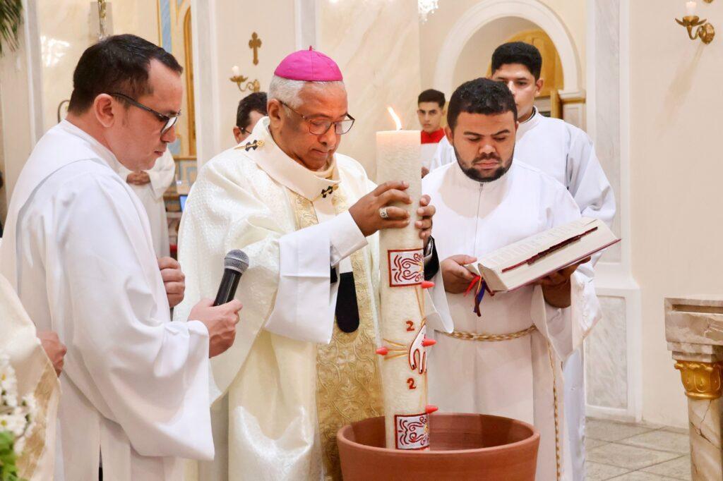 Arcebispo Dom Juarez Marques acende o Círio Pascal