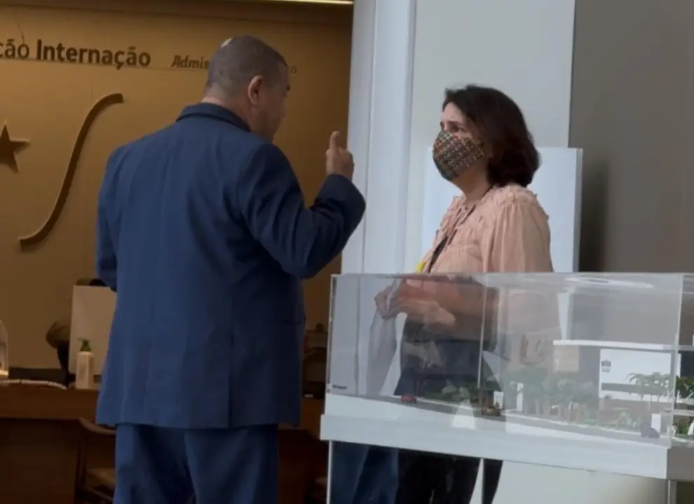 Oficial de justiça à procura do ex-presidente Jair Bolsonaro, em um hospital de Brasília
