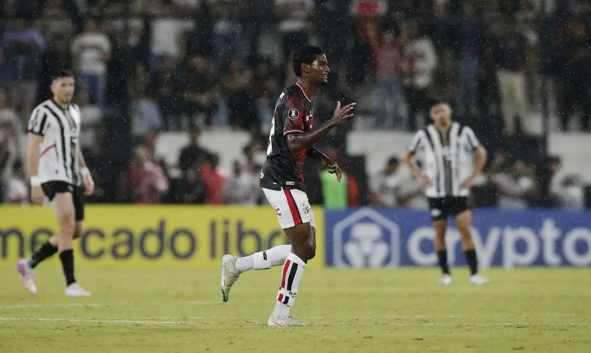 Jogando no estádio La Huerta, em Assunção, o São Paulo derrotou o Libertad