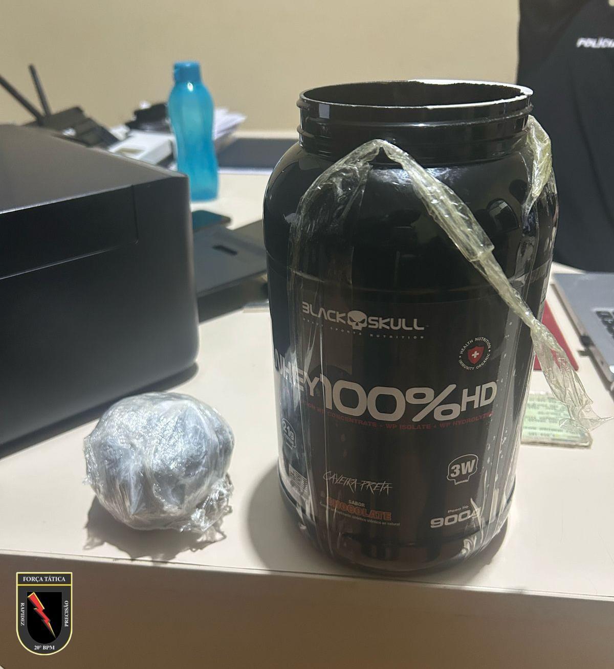 A droga estava escondida em um pote de suplemento alimentar, envolta em papel filme