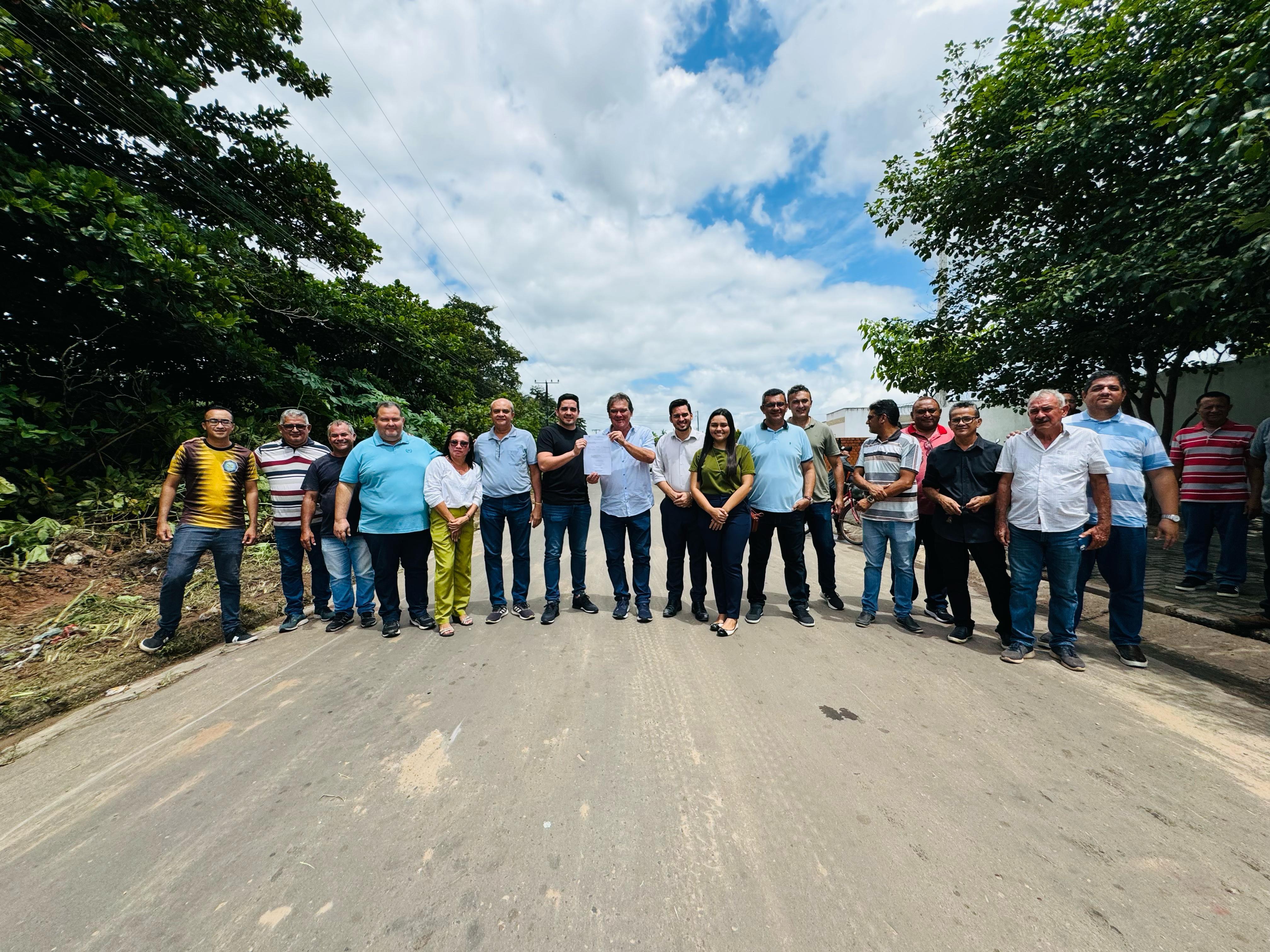 O prefeito Gustavo Medeiros assinou ordem de serviço para ampliação do pavimento asfáltico em União