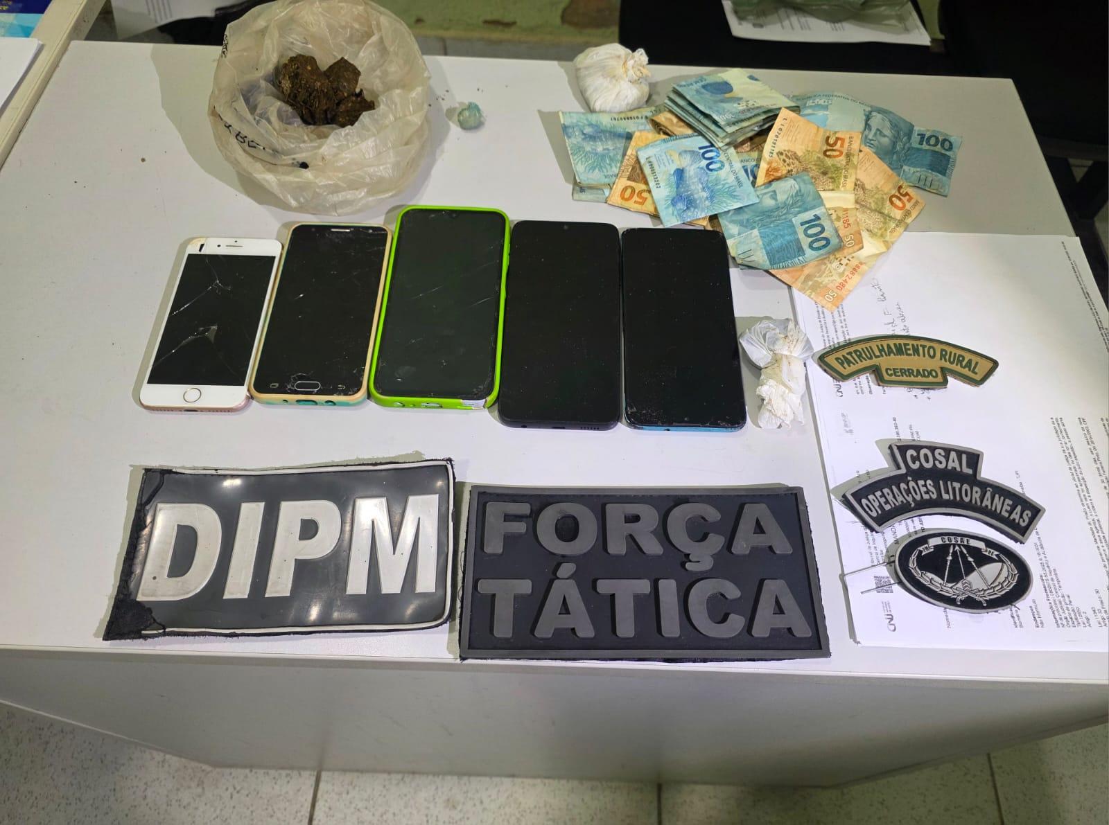 Policiais apreenderam porções de maconha, uma balança de precisão, cinco celulares e R$ 2.260 em espécie