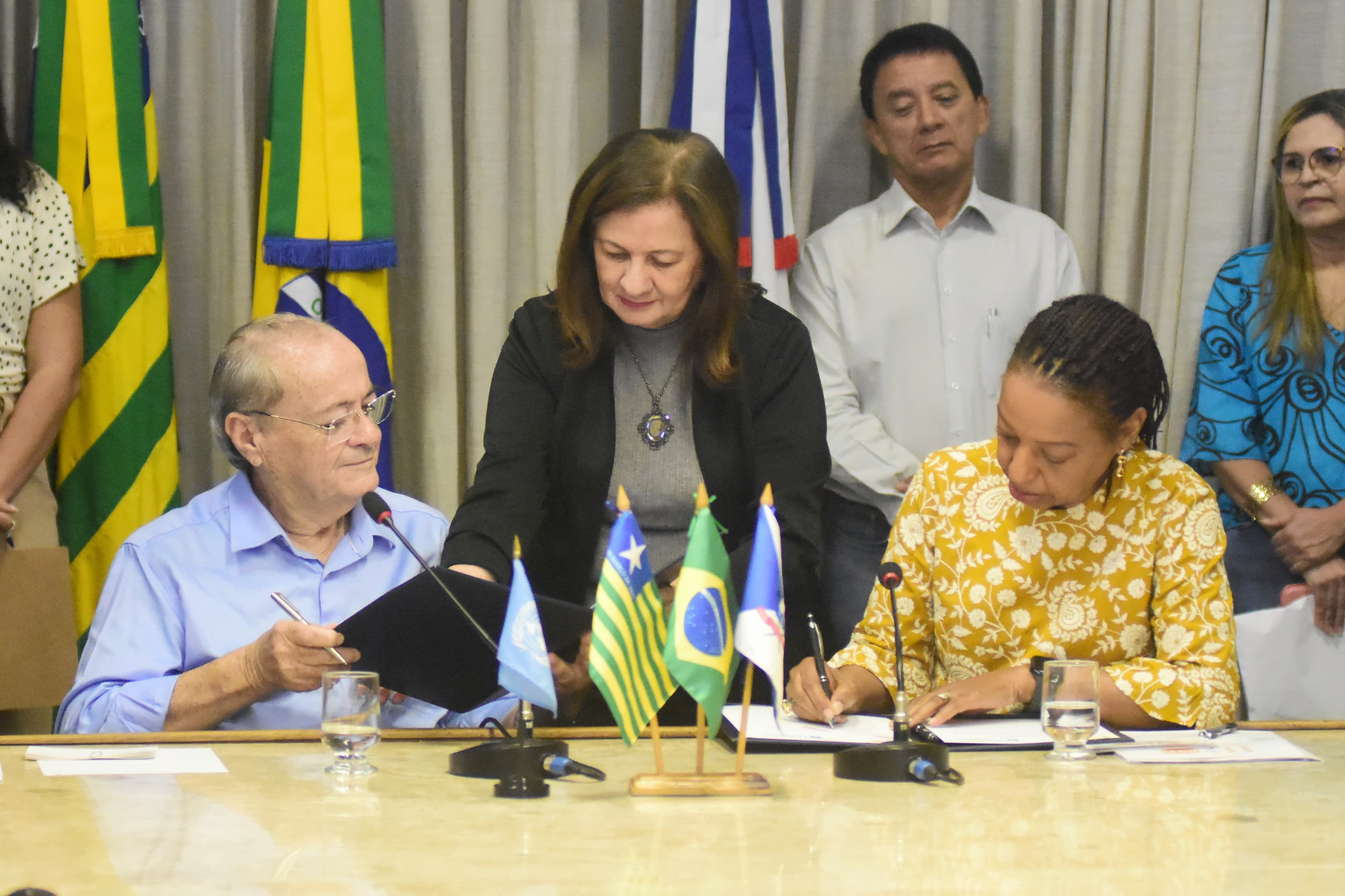 O prefeito Silvio Mendes e a representante do UNFPA, Florbela Fernandes