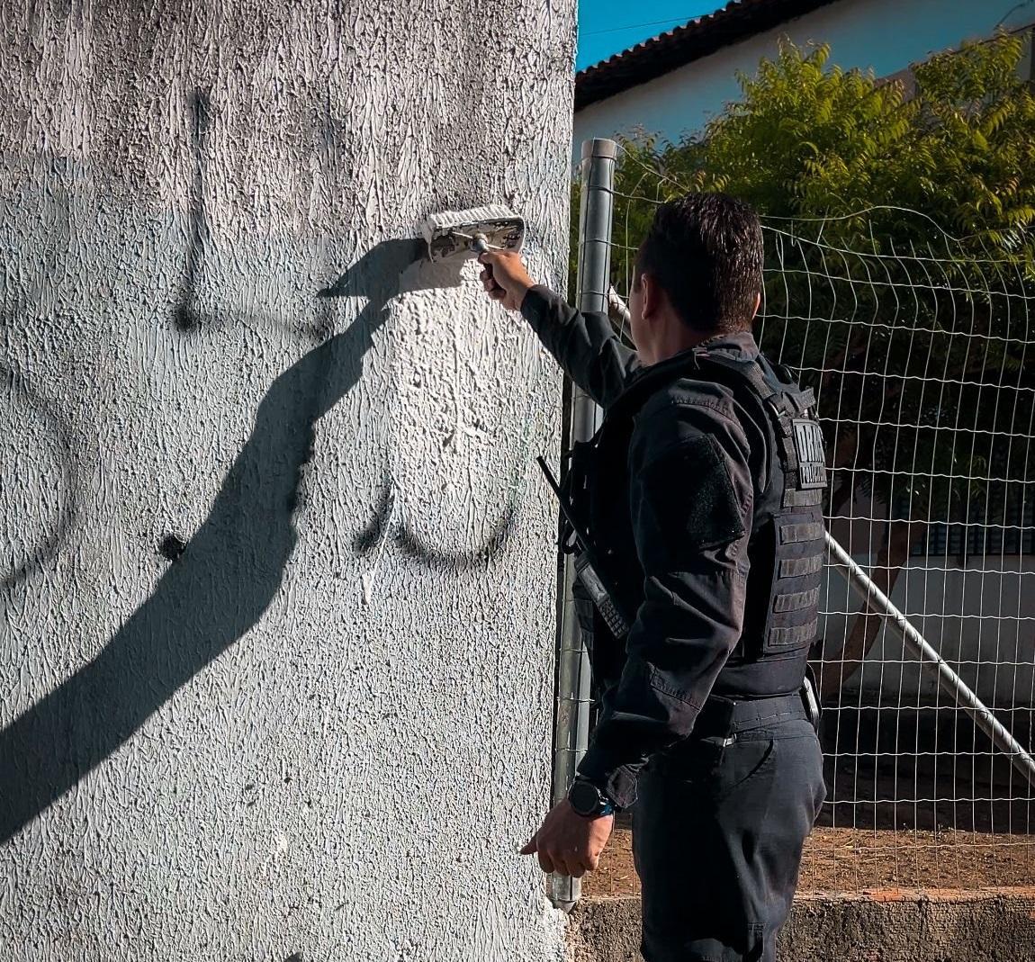 Delegado Charles Pessoa limpando pichações de facções criminosas no Residencial Torquato Neto