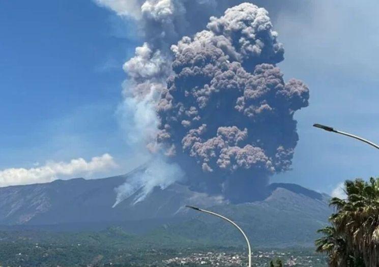 Piloto brasileiro registra erupção do Etna durante voo na Itália
