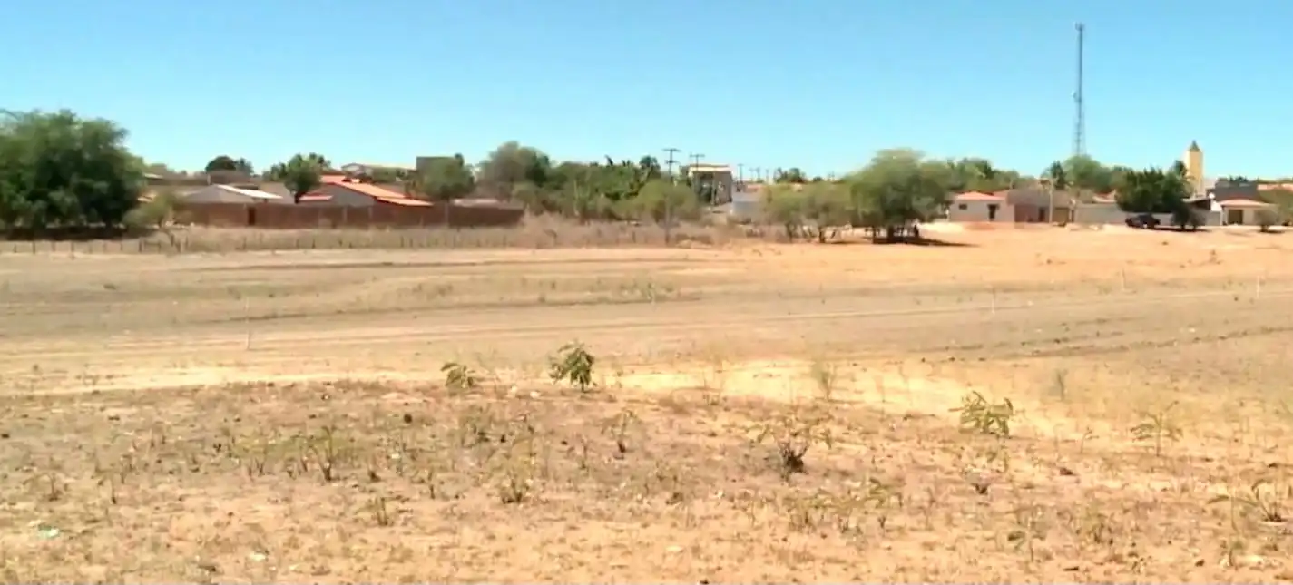 Reservatório de água completamente seco no município de Fartura do Piauí