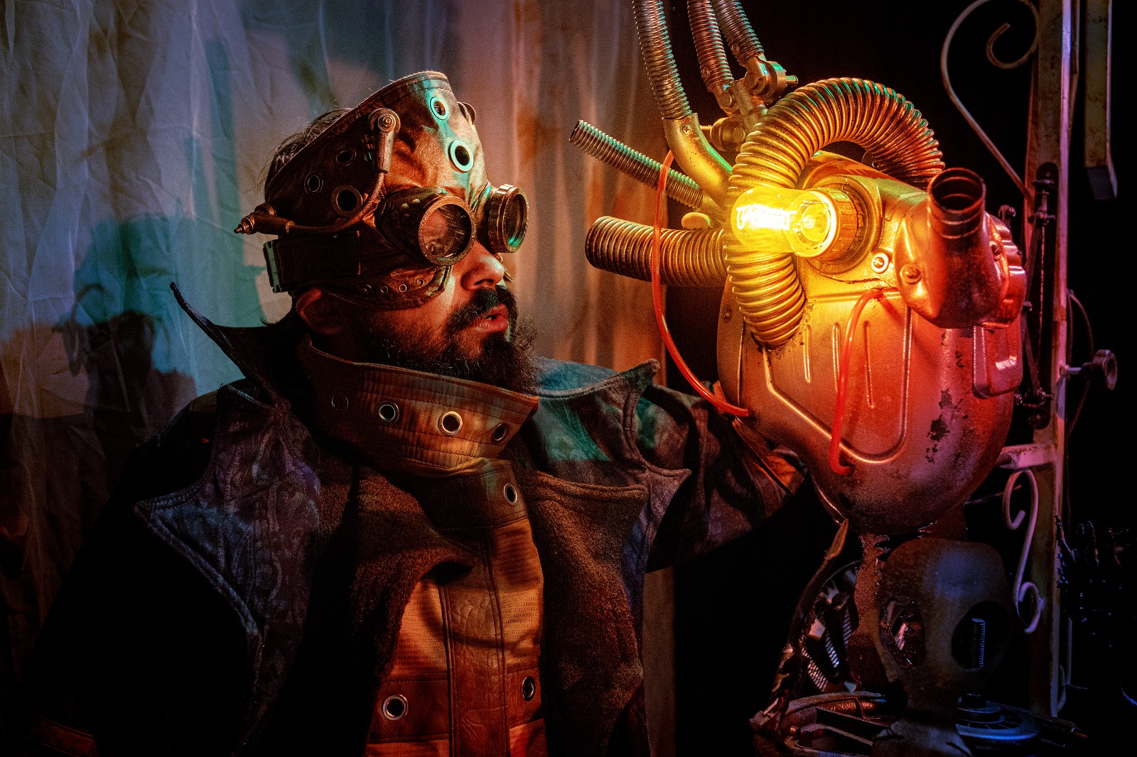 Grupo Motim estreia no FestLuso em cenários com materiais recicláveis de ferro-velho