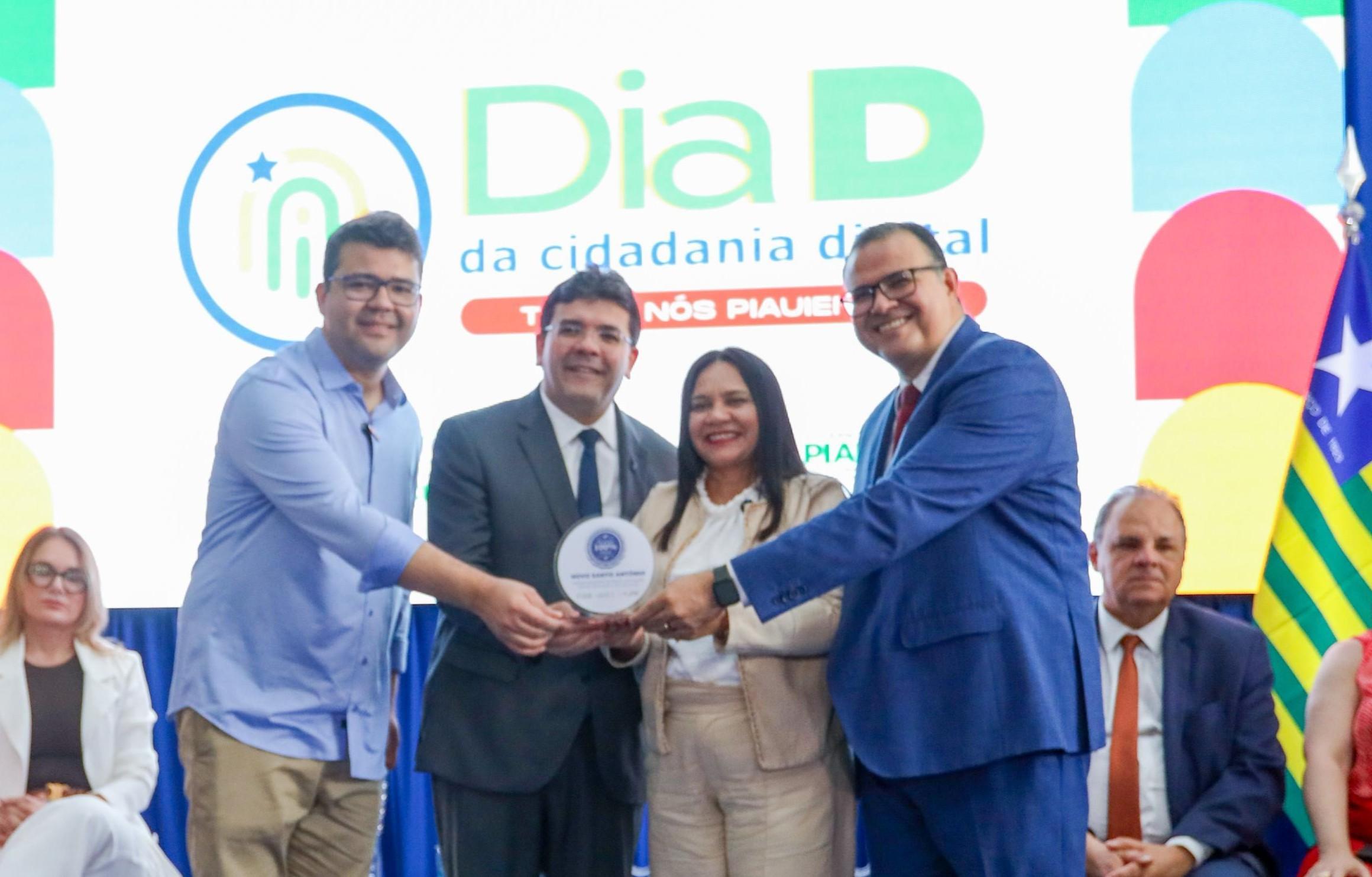 Prefeita de Santo Antônio do Piauí, Elisa Paz, recebe Selo “Município 100% Digital" das mãos do governador Rafael Fonteles e do secretário de Segurança Chico Lucas