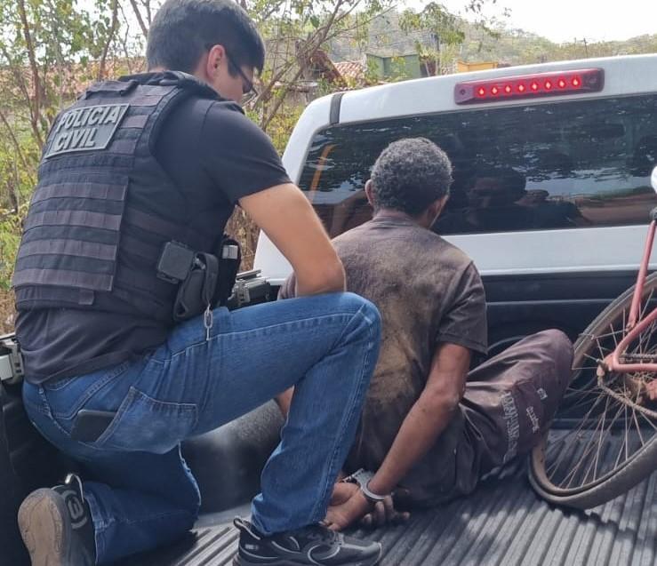 Suspeito sendo levado pela polícia