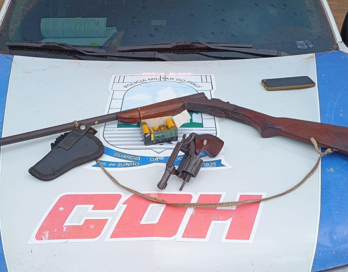 Armas e munições foram apreendidas