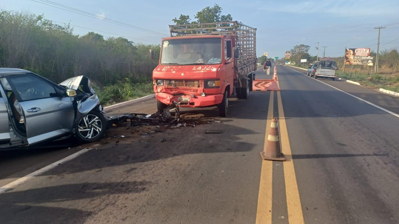 Acidente entre caminhão e carro deixou um bebê morto na BR-343 em Piripiri