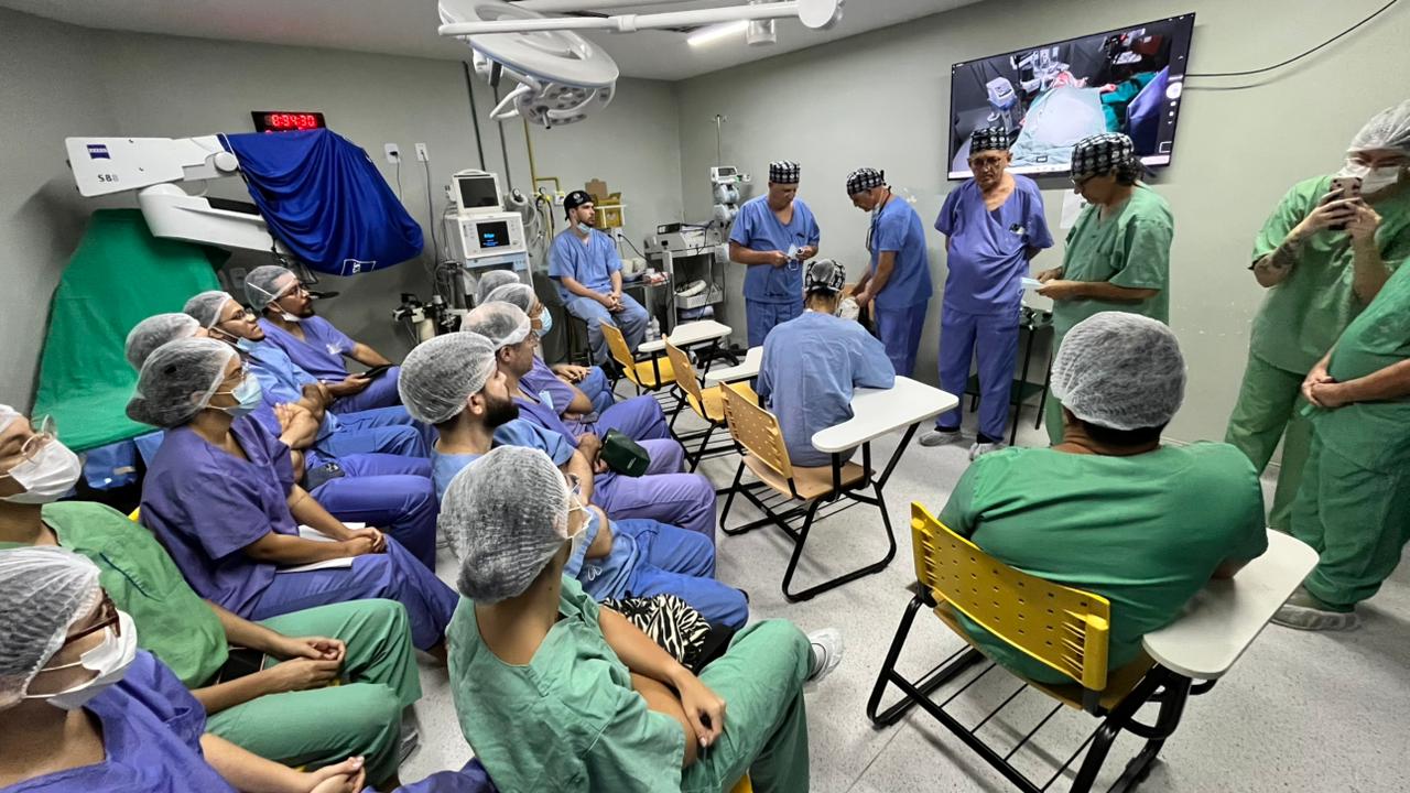 Equipe médica reunida durante capacitação
