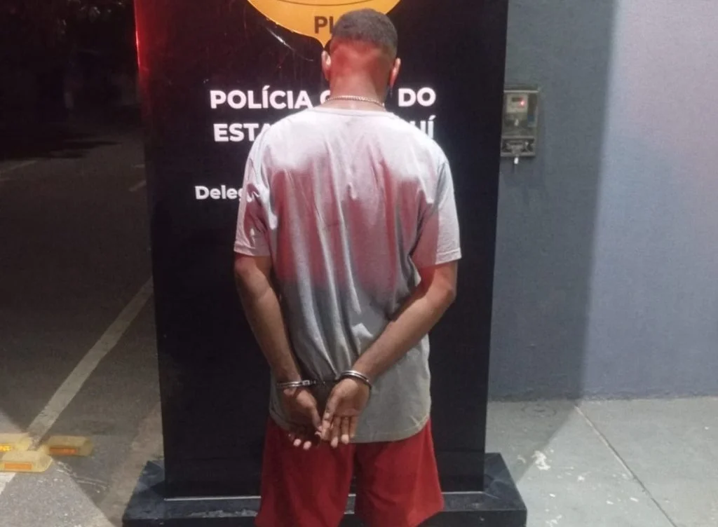 Policiais conduzem suspeito à delegacia após ameaça com facão
