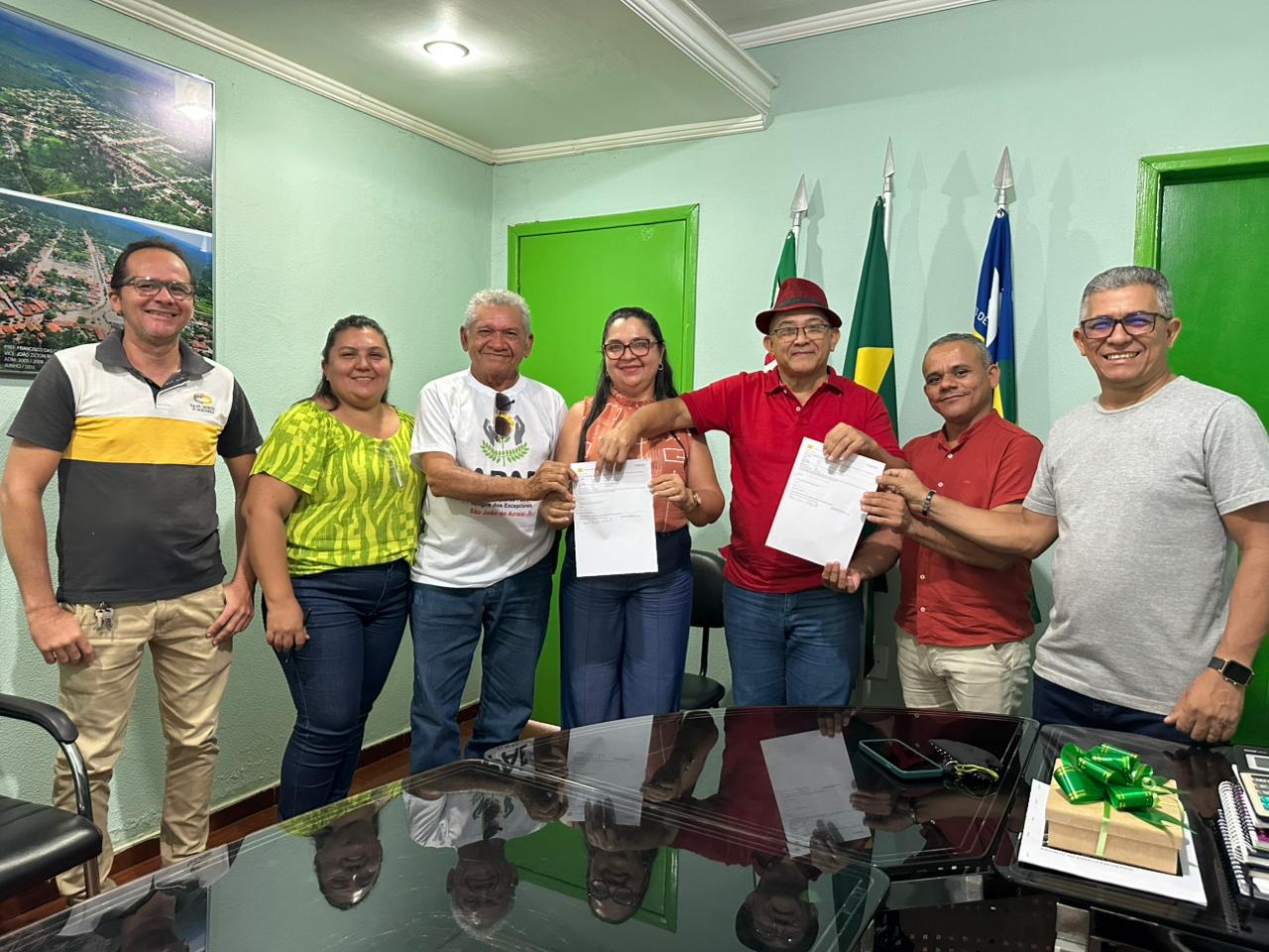 Prefeito Abdoral Melou realizou o repasse de R$ 200 mil para a Associação de Pais e Amigos dos Excepcionais (APAE) e para a Comunidade Kolping em São João do Arraial