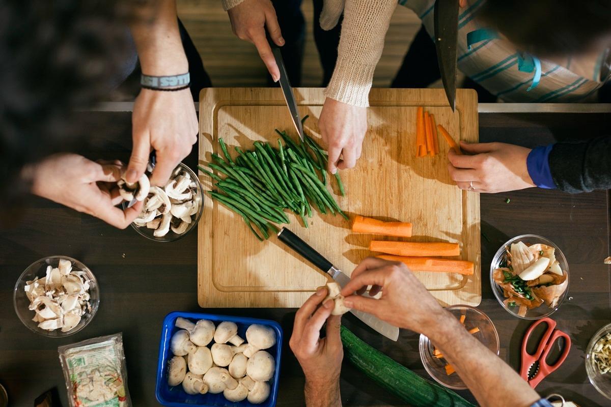 Comer tarde da noite pode desregular o metabolismo e prejudicar a qualidade do sono.