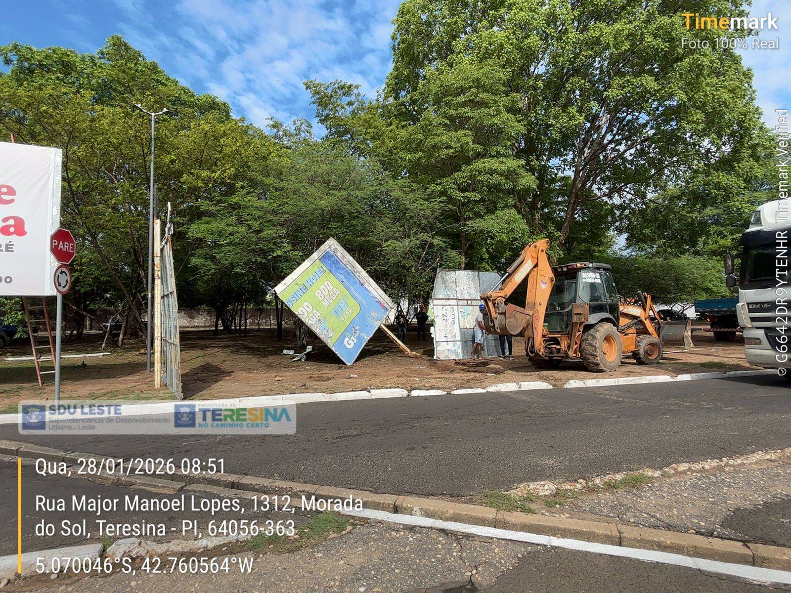 SDU Leste realiza a retirada de outdoors instalados irregularmente na Praça da Morada do Sol, na zona Leste de Teresina.