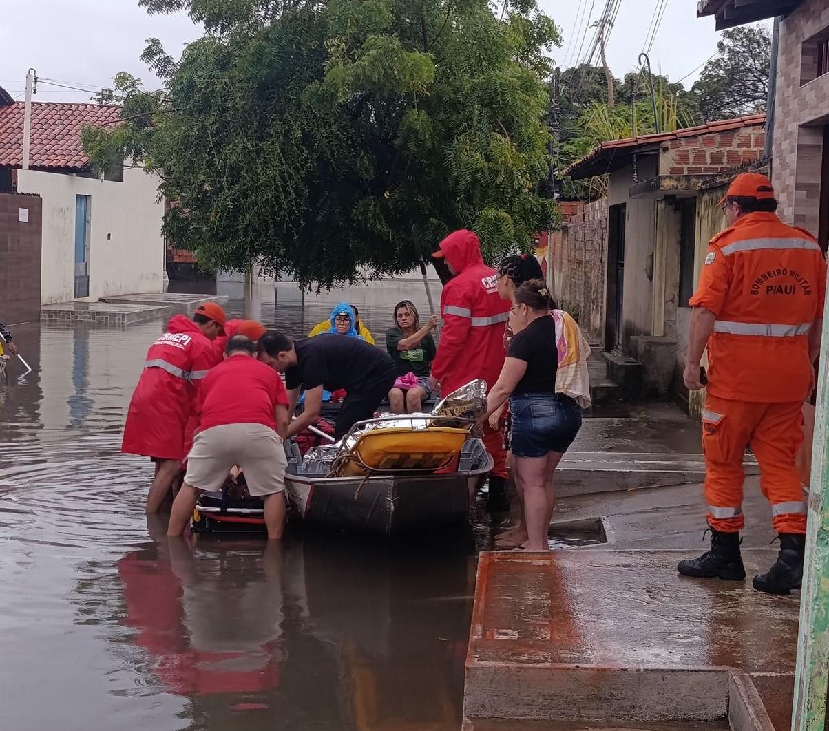 Bombeiros usaram embarcações para resgatar famílias em bairro alagado em Parnaíba