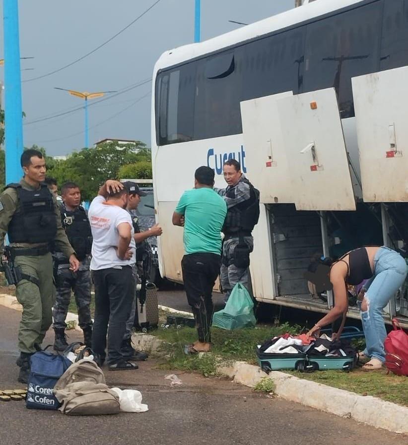 Malas e mochila transportados por adolescente levava drogas e munições dentro de ônibus de passageiros
