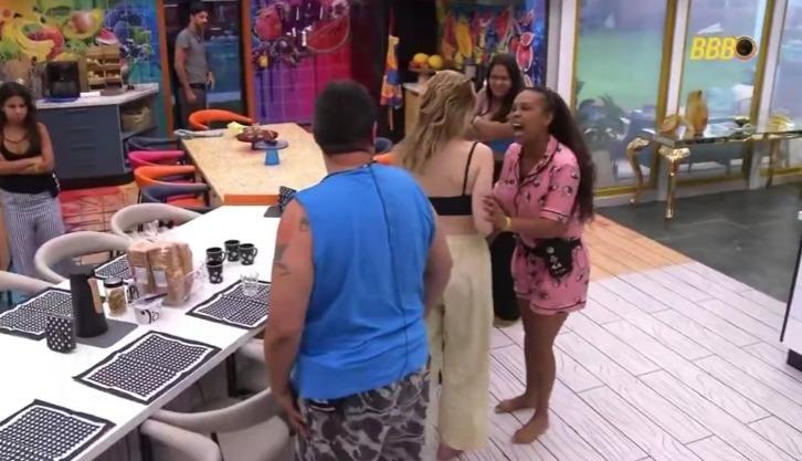 Momento em que Sol Vega confronta Ana Paula Renault durante o café da manhã no BBB 26