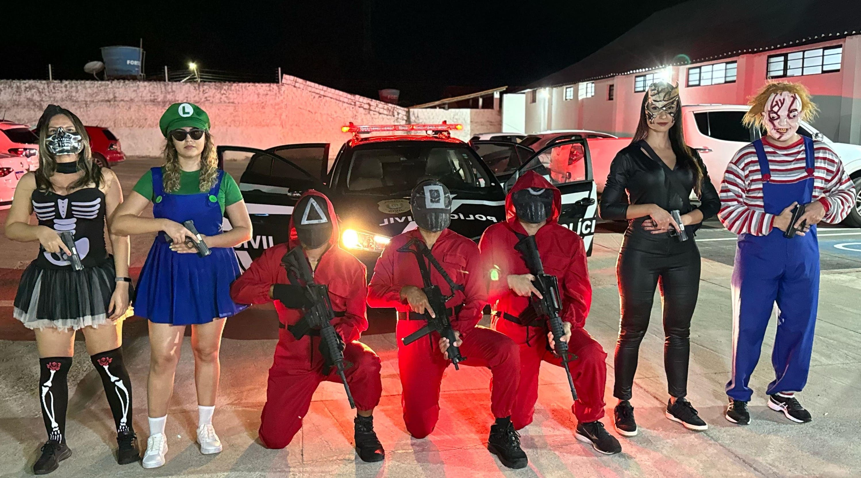 Policiais à paisana e fantasiados reforçam a segurança durante o Carnaval no litoral do Piauí.