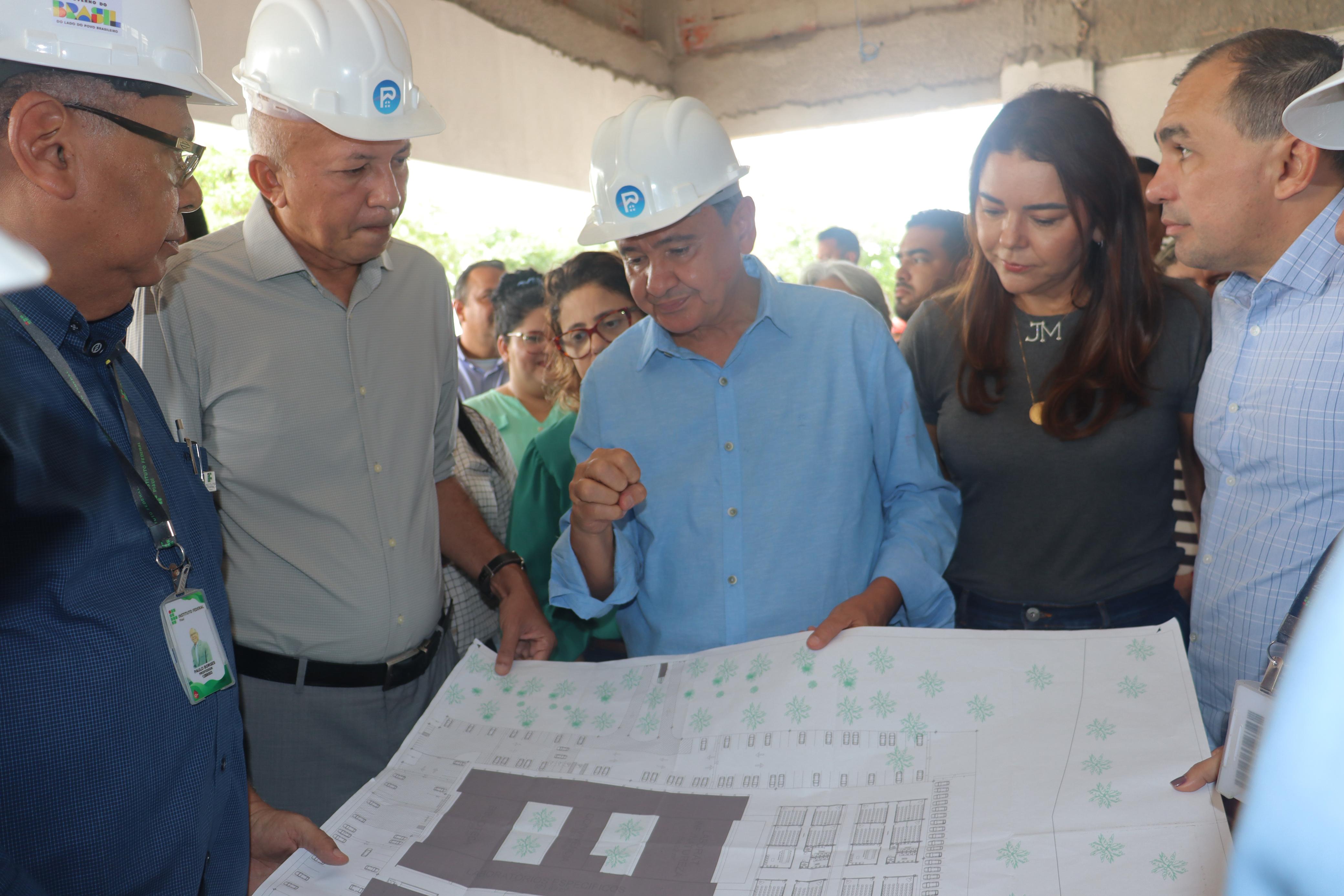 Ministro Wellington Dias visita técnica em obras do IFPI em Altos