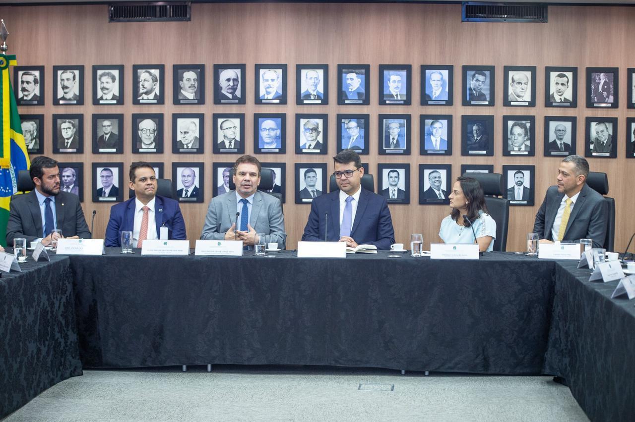 Reunião entre representantes do Ministério da Justiça e da OAB discutiu estratégias para combater golpes praticados por falsos advogados no país