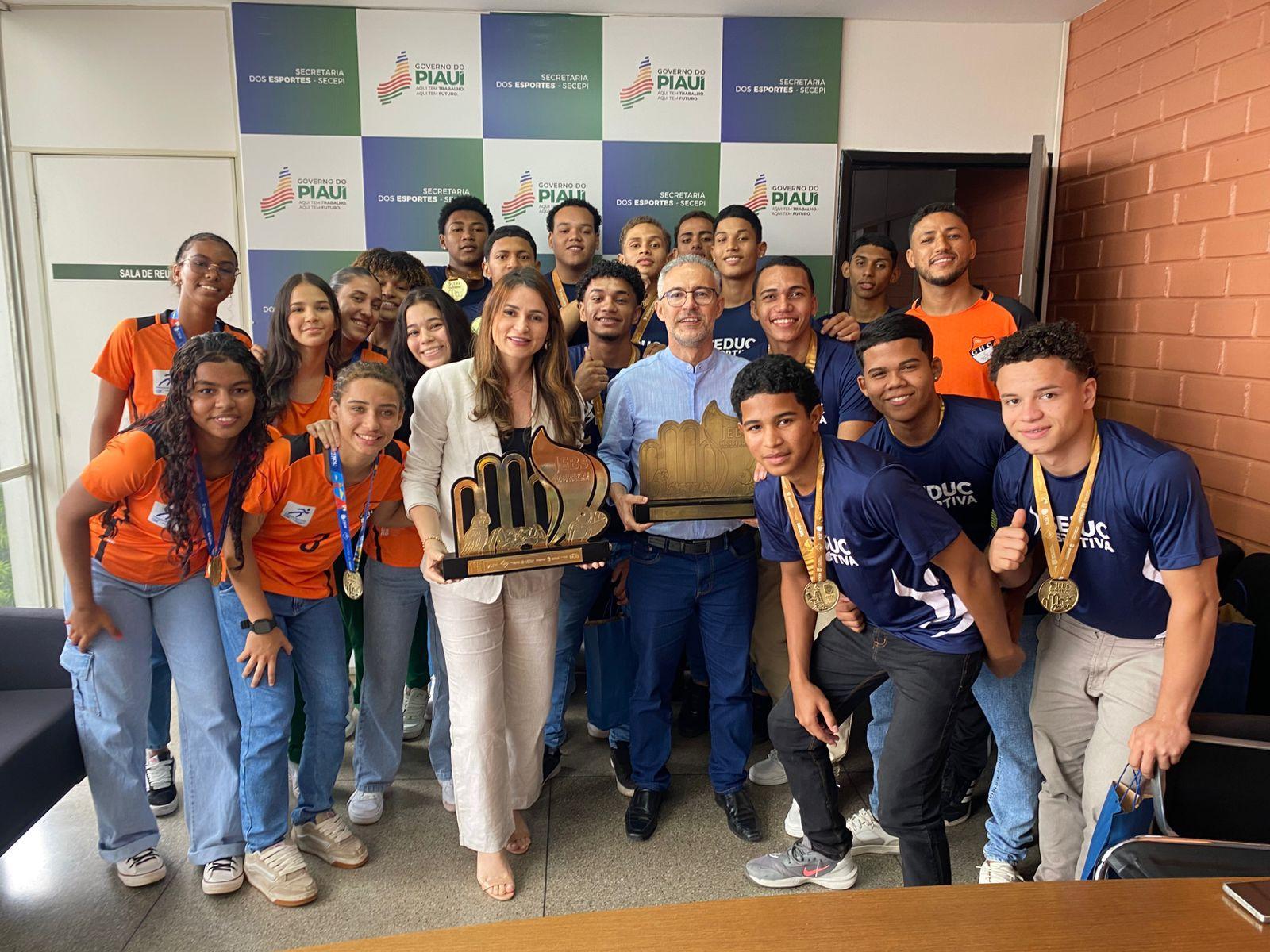 Atletas campeões dos Jogos Escolares Brasileiros (JEBs) Sub-18 visitam a Secretaria de Esportes do Piauí (Secepi) e apresentam troféus conquistados na competição nacional