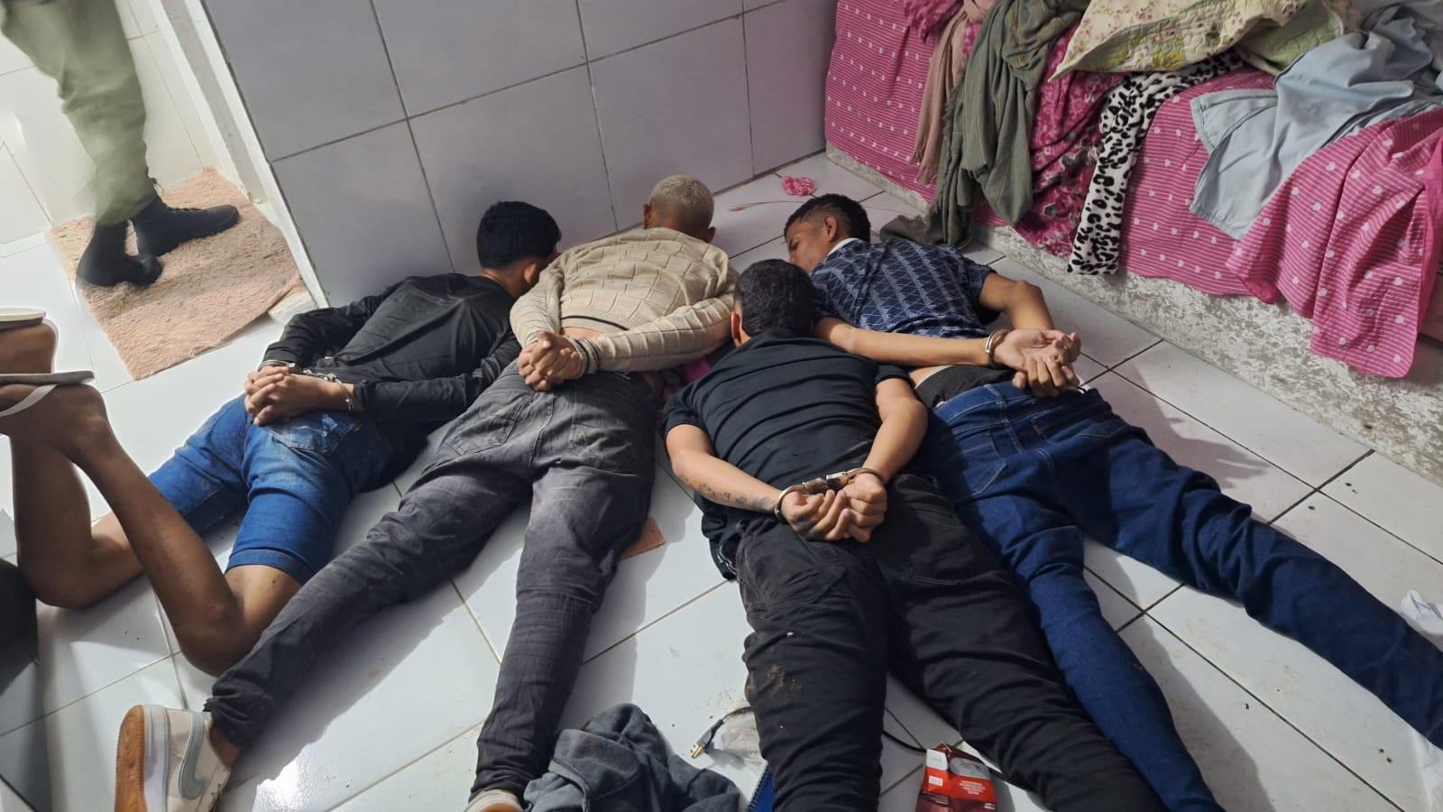 Materiais apreendidos pela polícia durante ação que resultou na prisão de quatro suspeitos na Zona Leste de Teresina