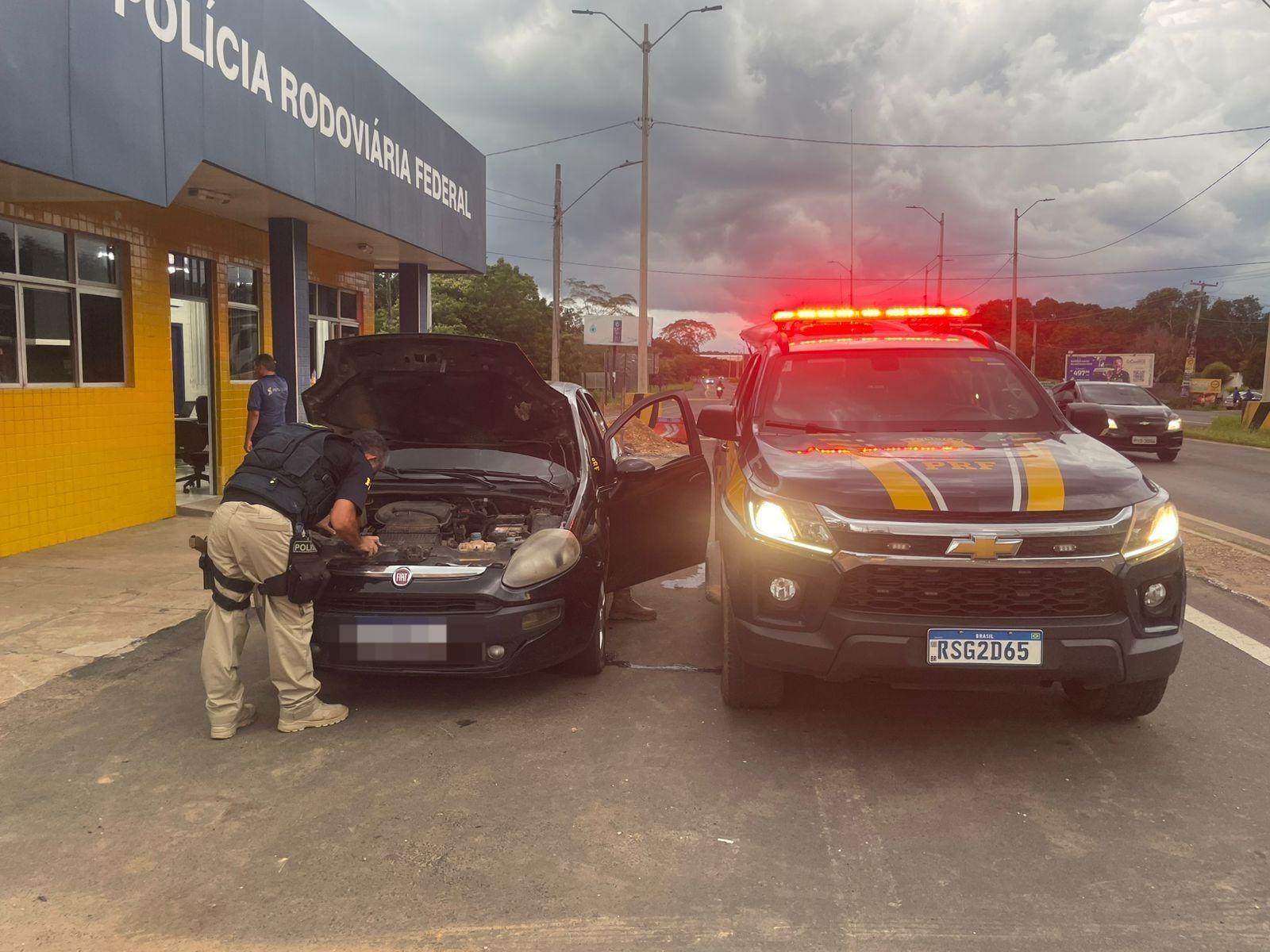 Veículo estava parado na fiscalização da PRF quando verdadeira dona passou de ônibus pelo local e reconheceu o veículo que havia sido roubado