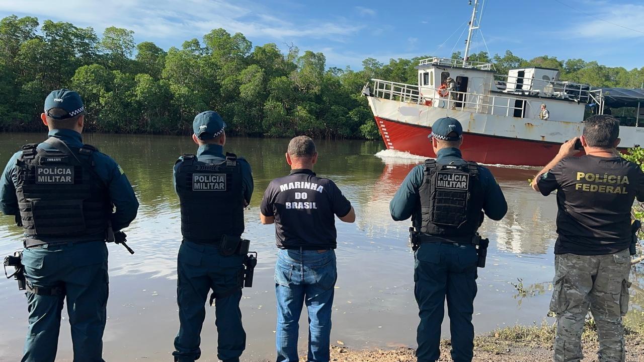 PF e PM interceptam embarcação com carga ilegal de cigarros no litoral piauiense