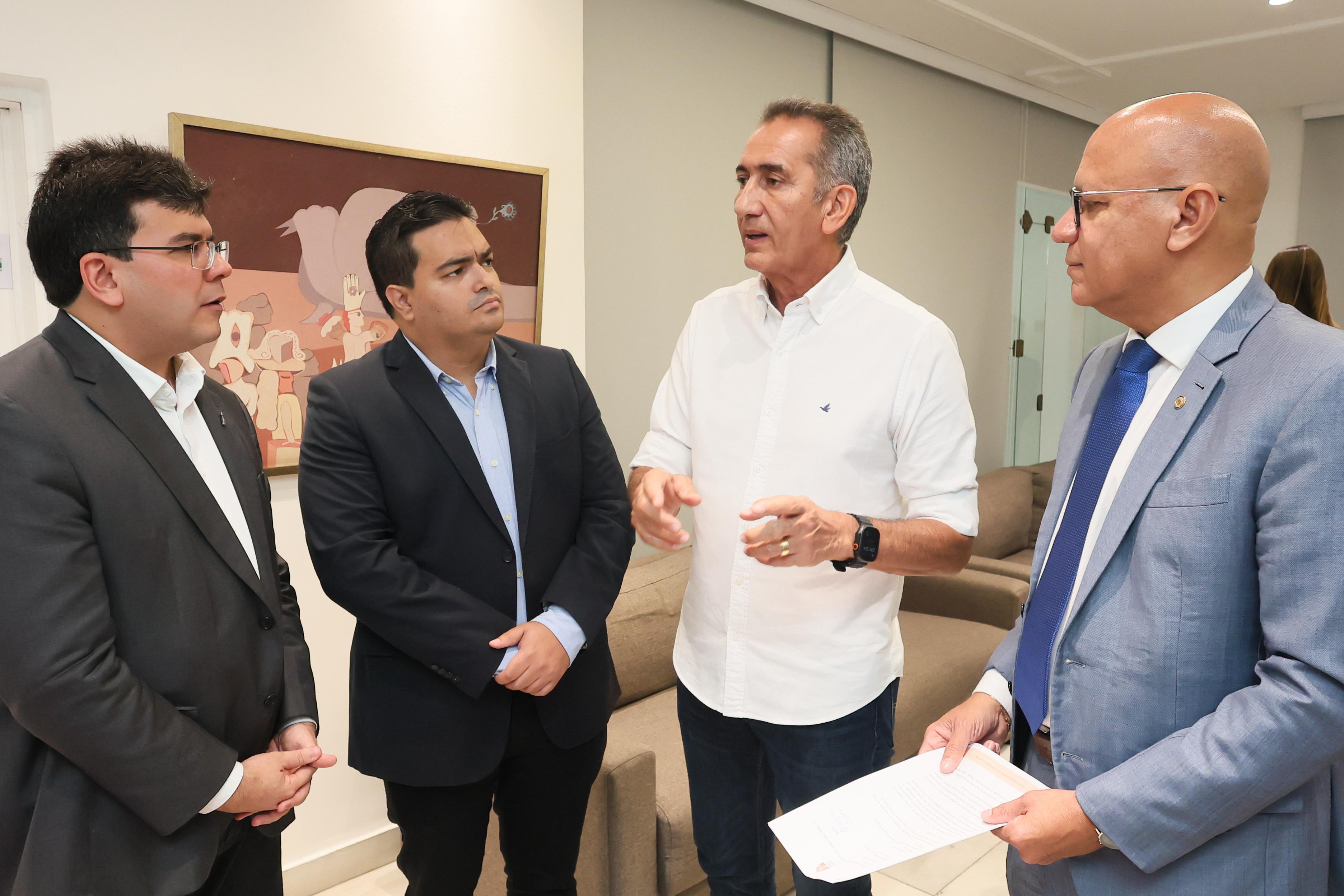 Governador Rafael Fonteles, vereador Victor Paixão, ministro Waldez Góes e deputado estadual Franzé Silva