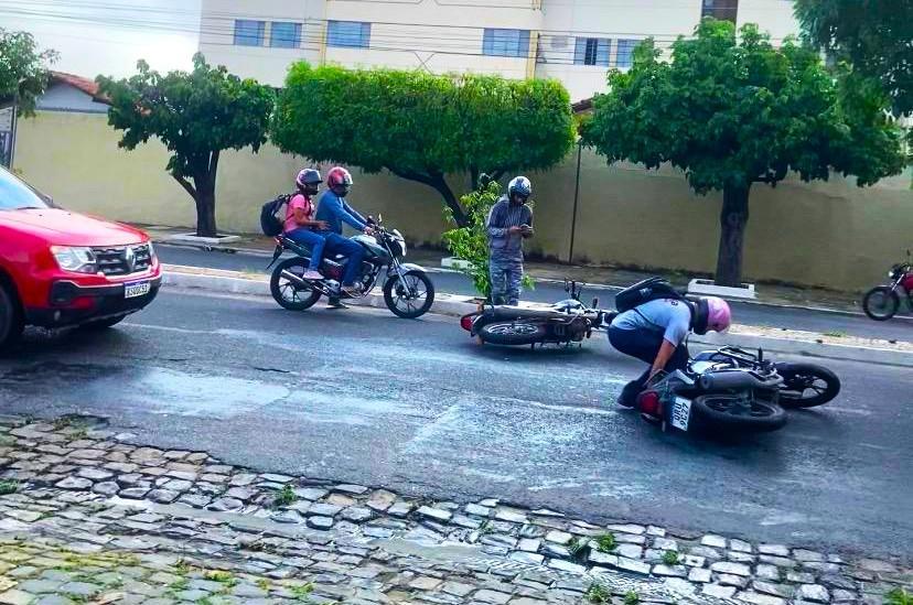 Motociclistas caem após derramamento de óleo na Avenida Centenário, na zona Norte de Teresina.