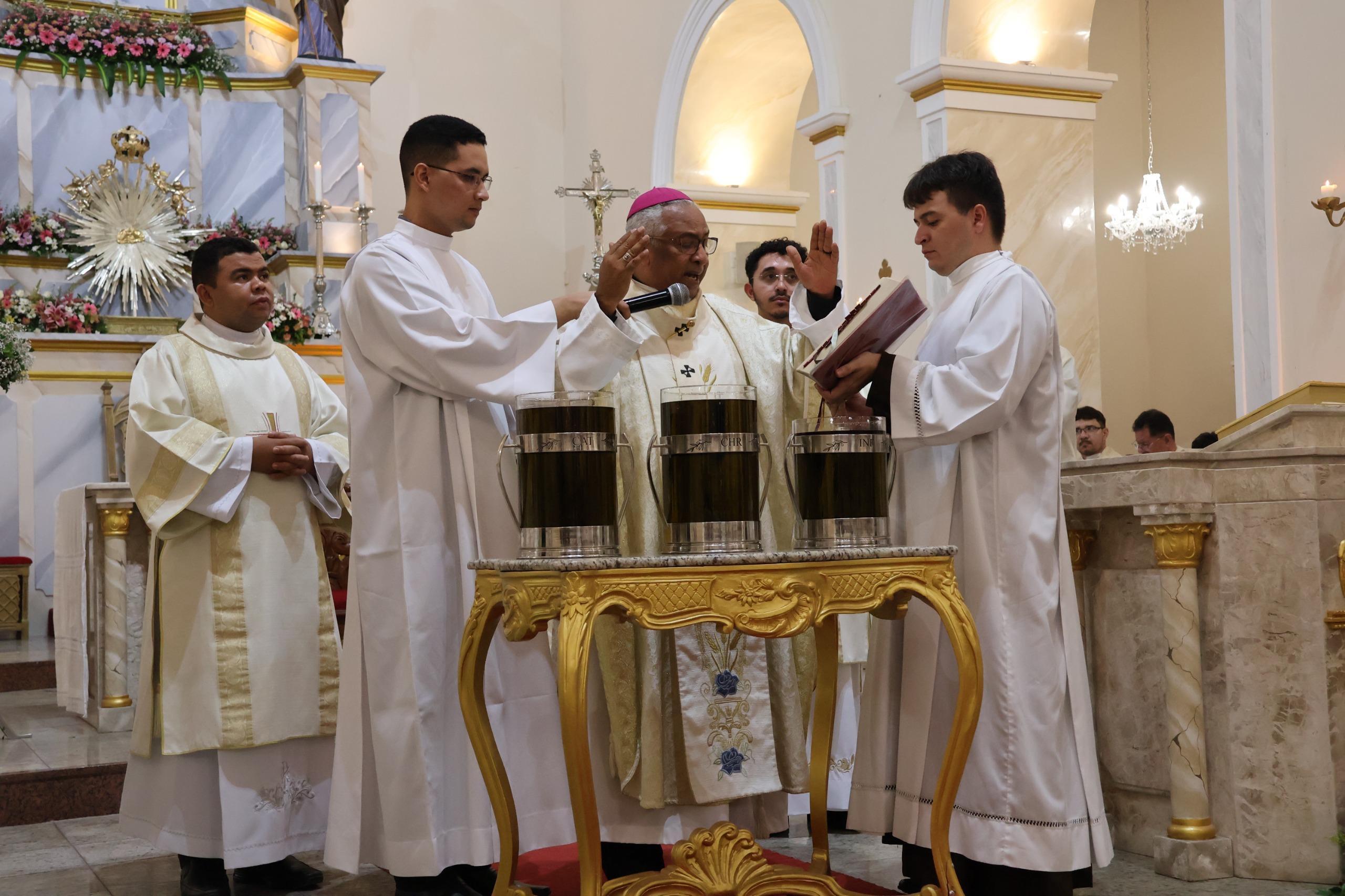 Missa dos Santos Óleos reúne sacerdotes em Teresina
