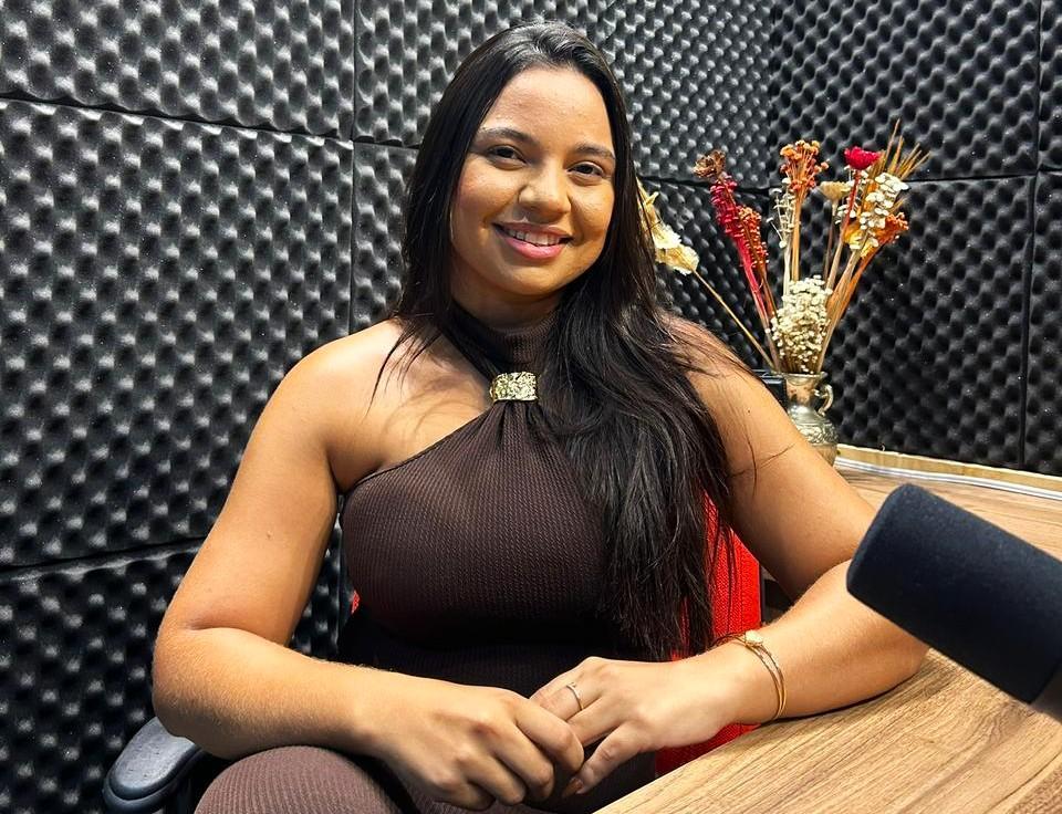 Vice-prefeita Maria Clara Alves fala sobre trajetória política, maternidade e representatividade feminina em entrevista ao Podcast Mulher Mais.