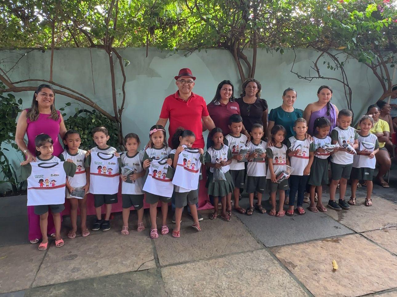 Entrega de fardamento escolar tem início em creche de São João do Arraial e deve beneficiar toda a rede municipal.