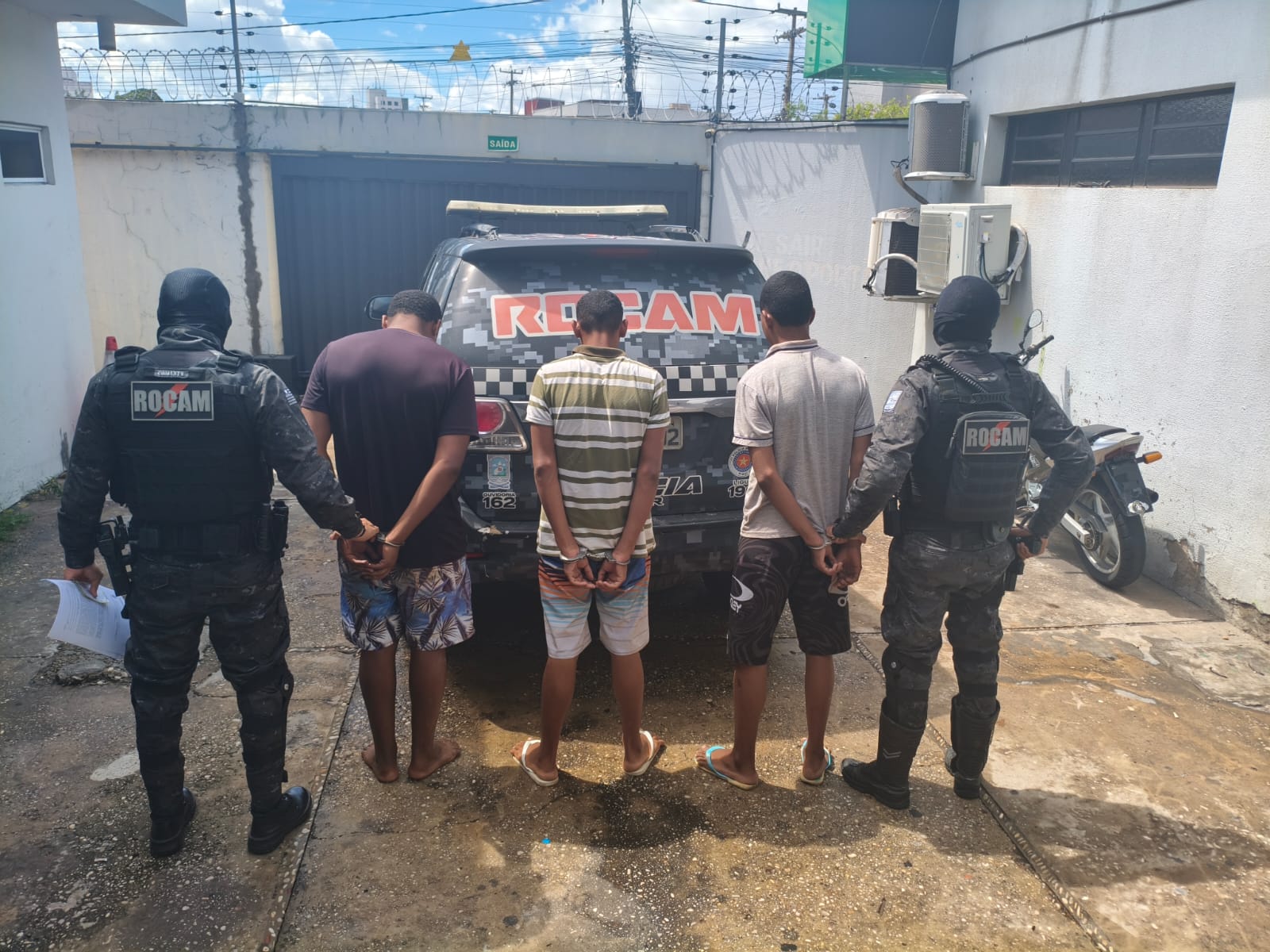 Trio que trancou motorista em porta-malas e assaltou idoso é apreendido pela PM