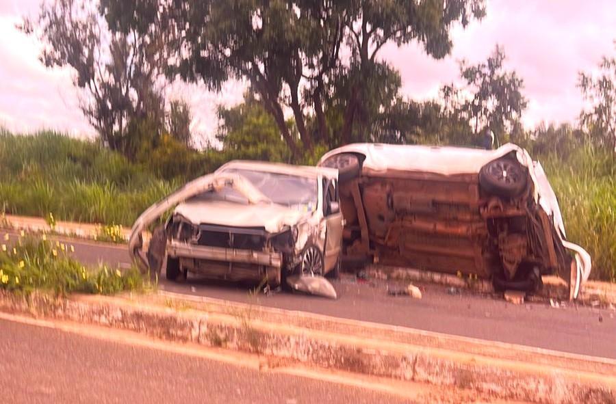 Colisão entre Sandero e Corolla deixa carro capotado na zona Sul de Teresina.