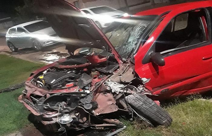 Motorista colide contra poste em José de Freitas
