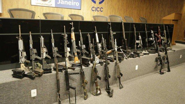 Foram apreendidos 15 fuzis, 75 granadas, duas metralhadoras, uma submetralhadora, uma espingarda, uma pistola e um revólver